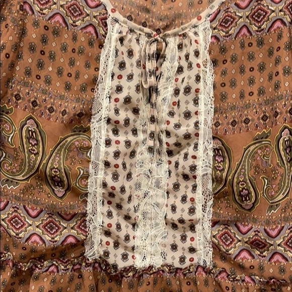 Q: GIMMICKS by BKE Bohemian Blouse Print Lace Detail Beige and Cream - Picture 3 of 8
